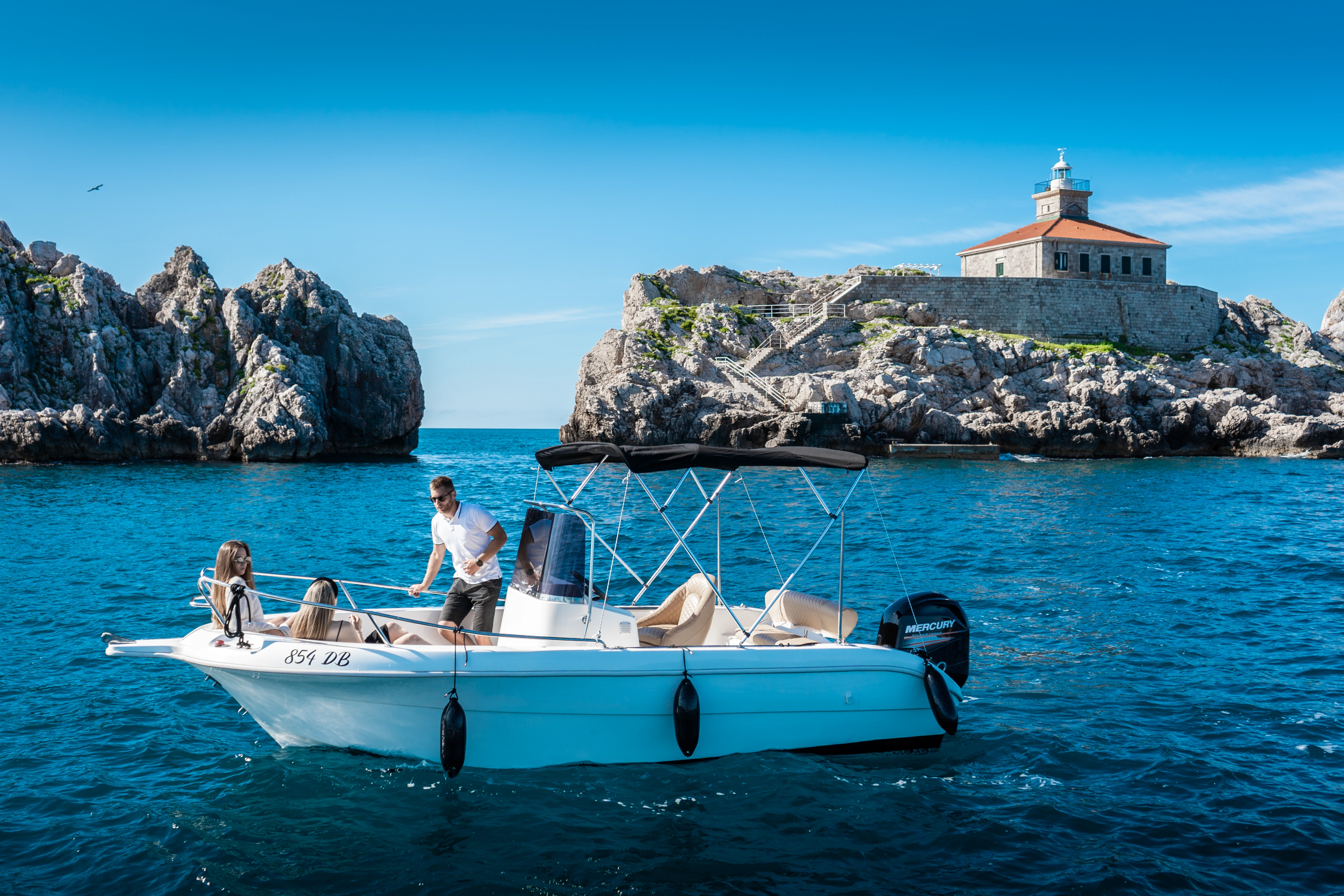 Speedboat Janmor 580 by the lighthouse